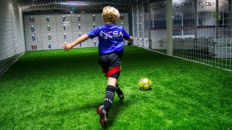 https://fitness-gaming.com/images/Markets/Fitness_and_Sports/1641_icon_arena_and_precision_wall_accelerate_football_training/034_football_precision_wall.jpg
